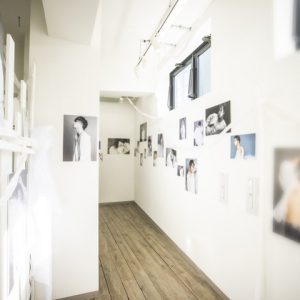 丘山晴己ら20人が参加　全員が“白シャツ”の『白シャツ男子』の写真展が開幕 イメージ画像