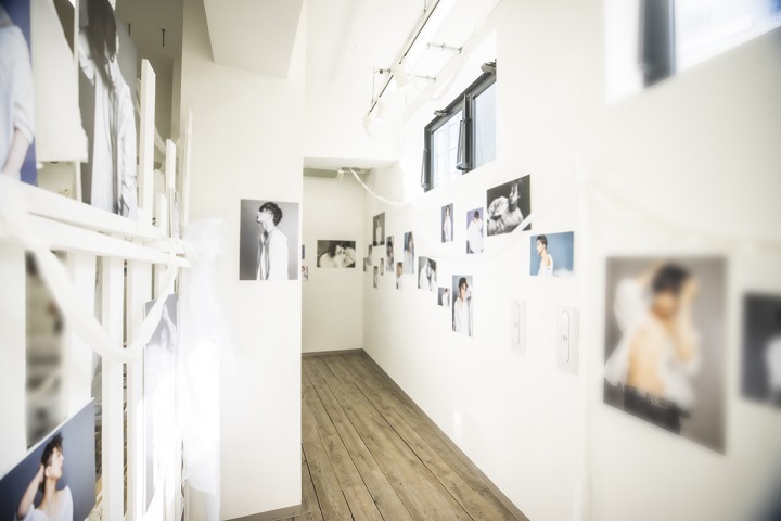 丘山晴己ら20人が参加　全員が“白シャツ”の『白シャツ男子』の写真展が開幕 イメージ画像